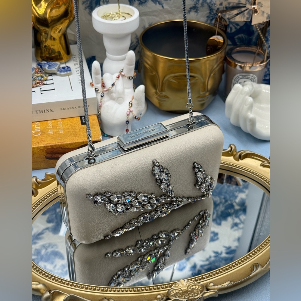 🆕 HENRI BENDEL 🧿 NWOT Ivory Leafy Crystal Embellished Clutch, with Chain Strap - Picture 3 of 15